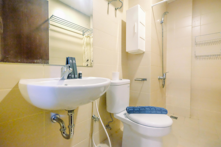 Bathroom 5, Relaxing 2BR at Saveria Apartment BSD By Travelio, Tangerang
