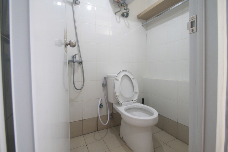 Bathroom, Apartemen Bassura City by Aparian, East Jakarta