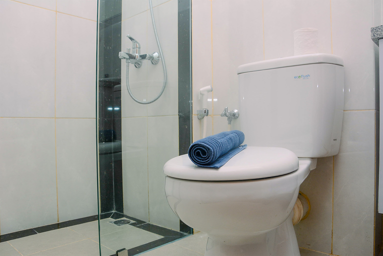 Bathroom 5, Comfy with Modern Style 1BR Grand Kamala Lagoon Apartment By Travelio, Bekasi
