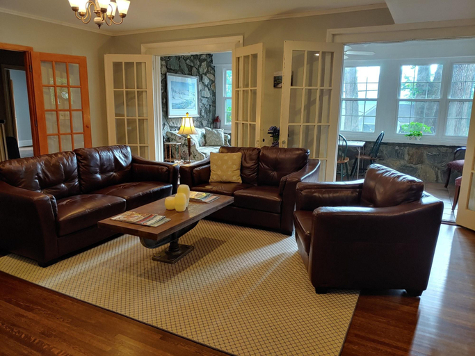 Public Area 2, McKinley Edwards Inn, Swain