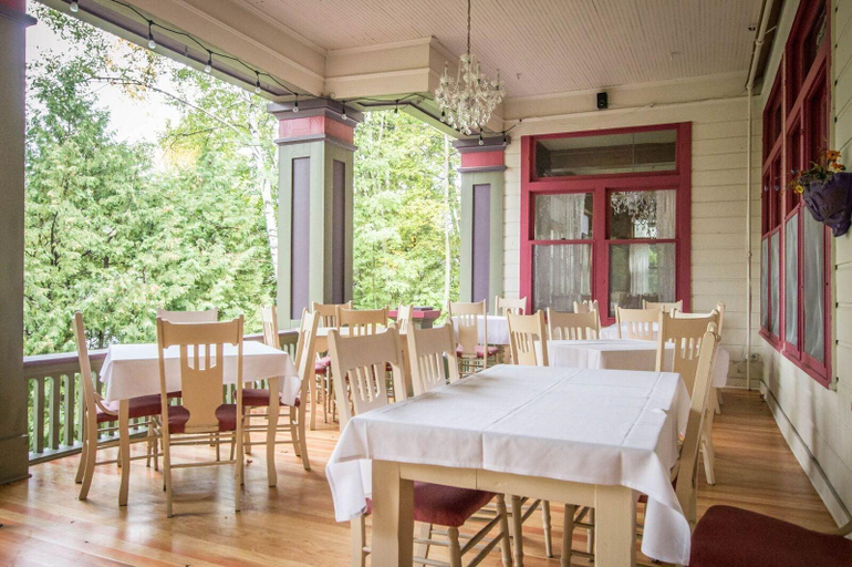 Food & Drinks 5, Terrace Inn And 1911 Restaurant, Emmet