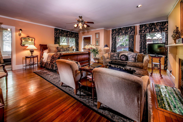 Public Area, The Black Walnut B & B Inn, Buncombe