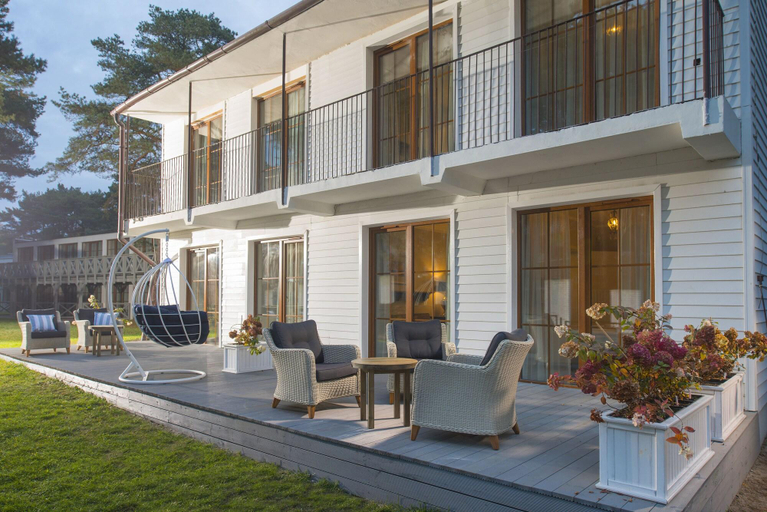 Exterior & Views