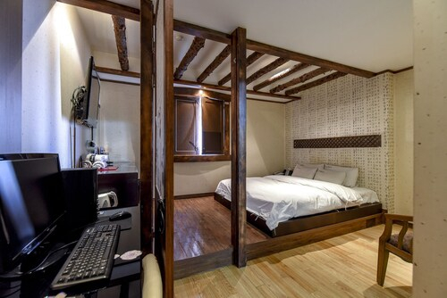 Sunflower Hotel, Nam