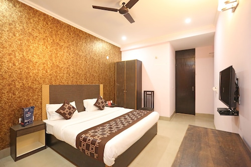 OYO 9587 The Royal Crowne, Gurgaon