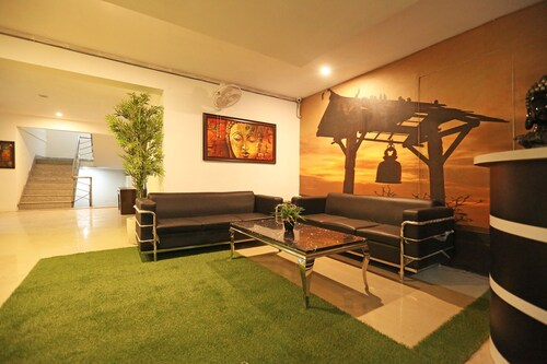OYO 9587 The Royal Crowne, Gurgaon