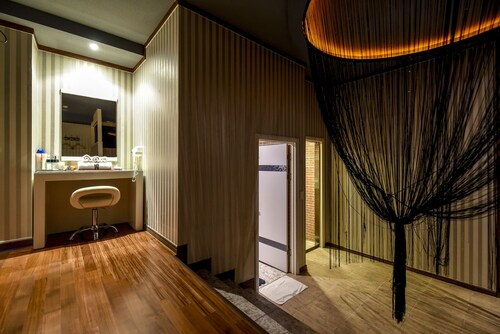 Sunflower Hotel, Nam