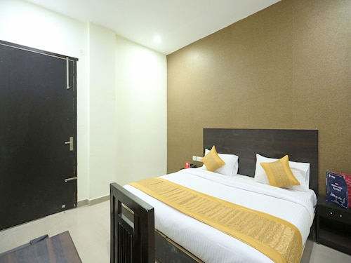 OYO 9587 The Royal Crowne, Gurgaon