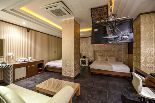 Sunflower Hotel, Nam