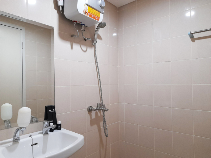 Bathroom 5, Compact Studio Parahyangan Residence Apartment near UNPAR By Travelio, Bandung
