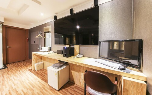 Hotel 7, Nam