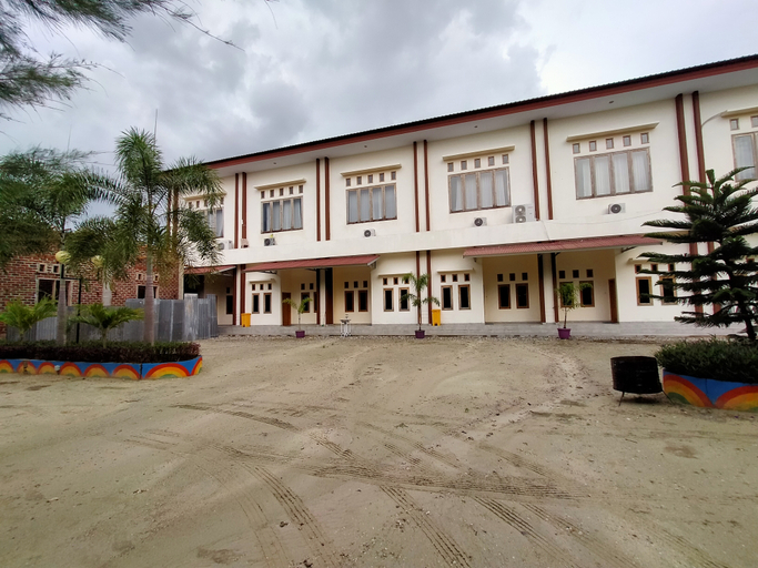 Exterior & Views 2, RedDoorz @ Sunset Resort Bau Bau, Bau-Bau