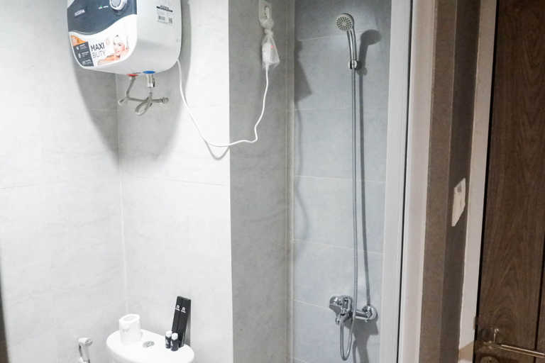 Bathroom 5, Modern Spacious Studio Room Apartment at Taman Melati By Travelio, Surabaya