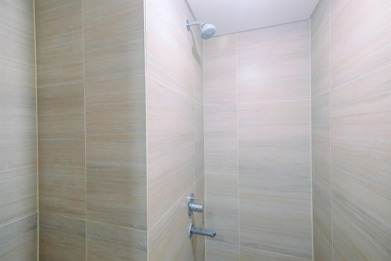 Bathroom 5, Cozy Studio at Silk Town Apartment Tower Alexandria By Travelio, Tangerang