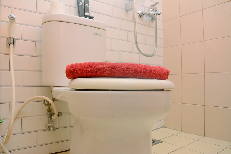Bathroom 5, Relaxing Studio at Tifolia Apartment By Travelio, Jakarta Timur
