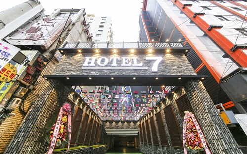 Hotel 7, Nam