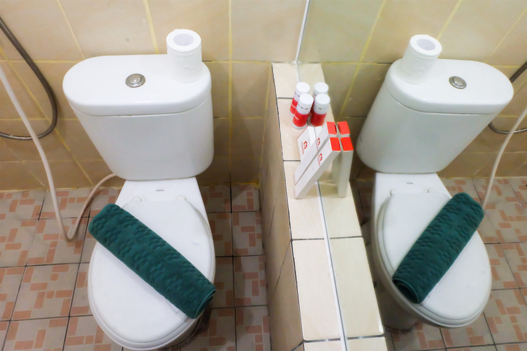 Bathroom 5, Pool View 2BR Apartment Green Pramuka By Travelio, Jakarta Pusat