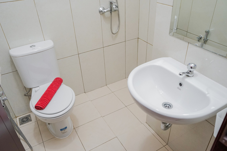 Bathroom 5, Gorgeous and Relaxing 1BR Asatti Apartment By Travelio, South Tangerang