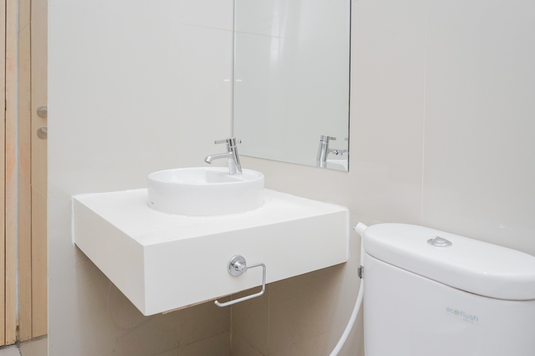 Bathroom 3, Highest Value 1BR at Tree Park BSD By Travelio, South Tangerang