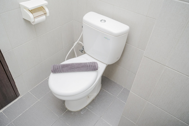 Bathroom 5, Chic and Spacious Studio at Bintaro Icon Apartment By Travelio, South Tangerang