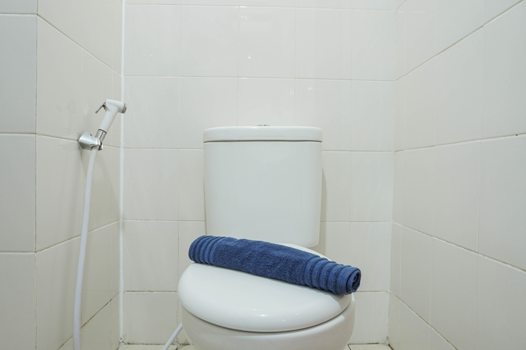 Bathroom 5, Homey and Compact 2BR Pluit Sea View Apartment By Travelio, North Jakarta