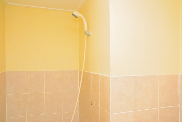 Bathroom 5, Beautiful 2BR with Direct Access to Pool Green Bay Apartment By Travelio, Jakarta Utara