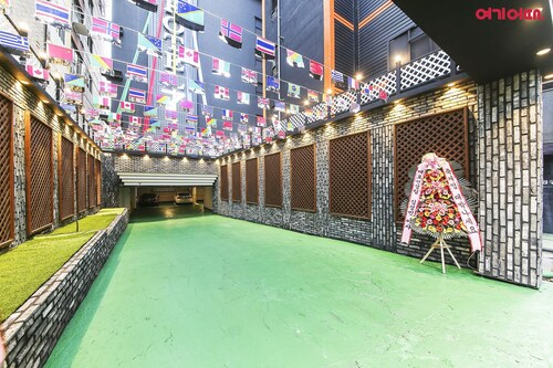 Hotel 7, Nam