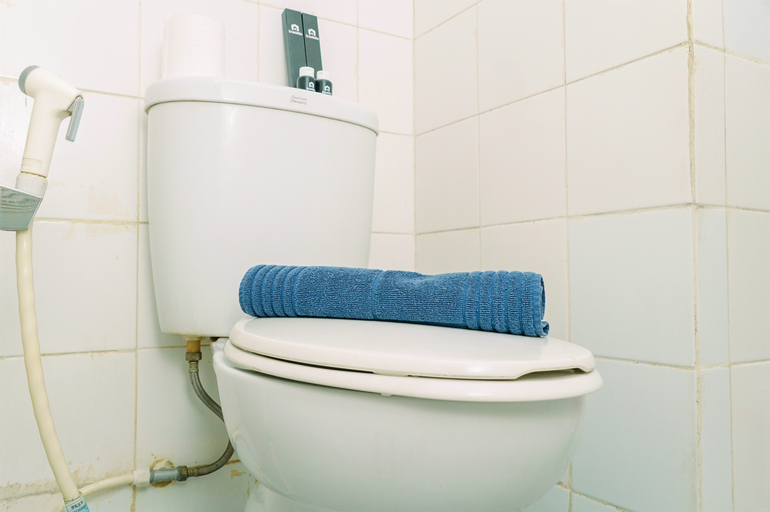 Bathroom 5, Cozy 2BR @ Sentra Timur Residence Apartment By Travelio, East Jakarta