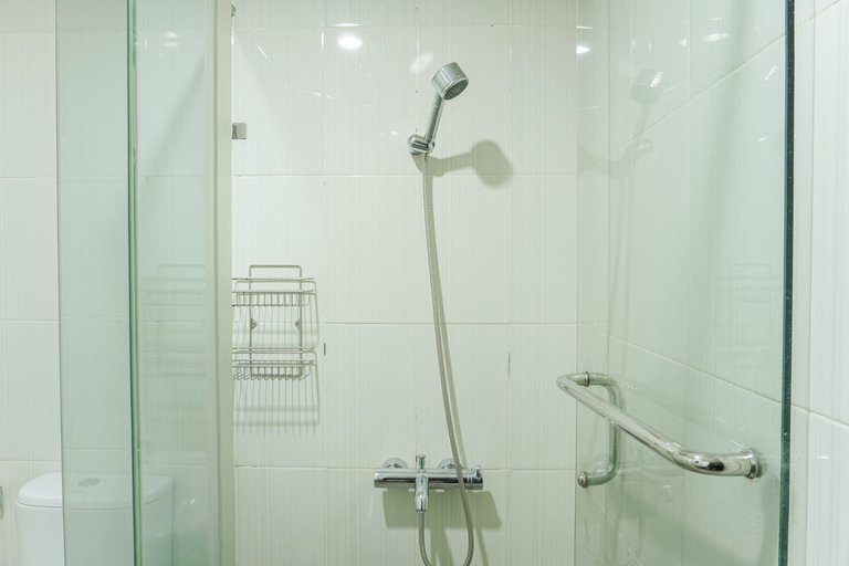 Bathroom 5, Modern Style 2BR at Tamansari Semanggi Apartment By Travelio, Jakarta Selatan