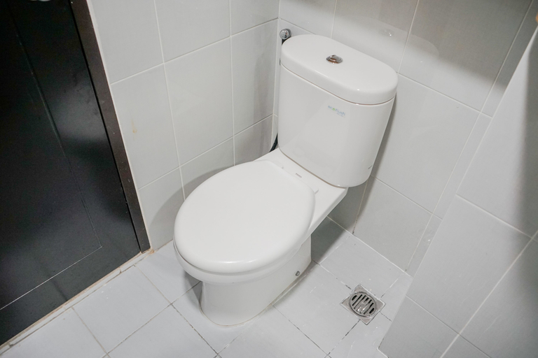 Bathroom 5, Modern Industrial Studio Apartment at Casa de Parco By Travelio, Tangerang