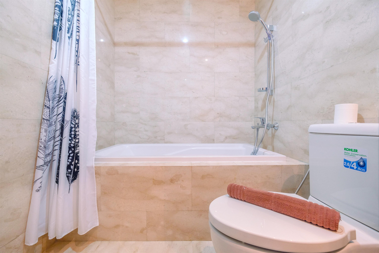 Bathroom 5, Cozy Stay @ Strategic Place 2BR Menteng Park Apartment By Travelio, Jakarta Pusat