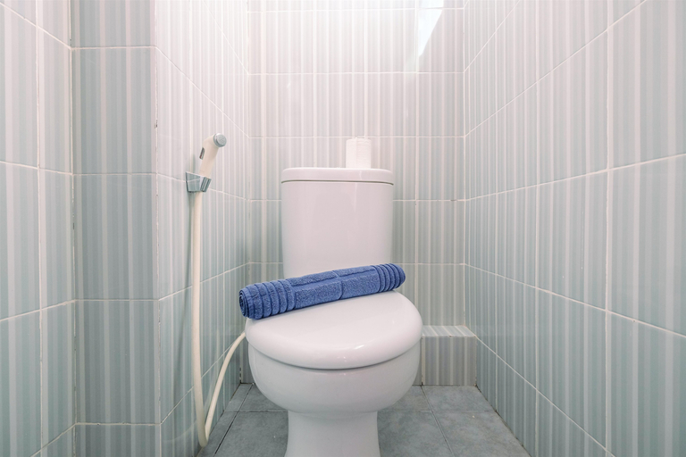 Bathroom 5, Comfortable 2BR Apartment at Cinere Resort By Travelio, Depok