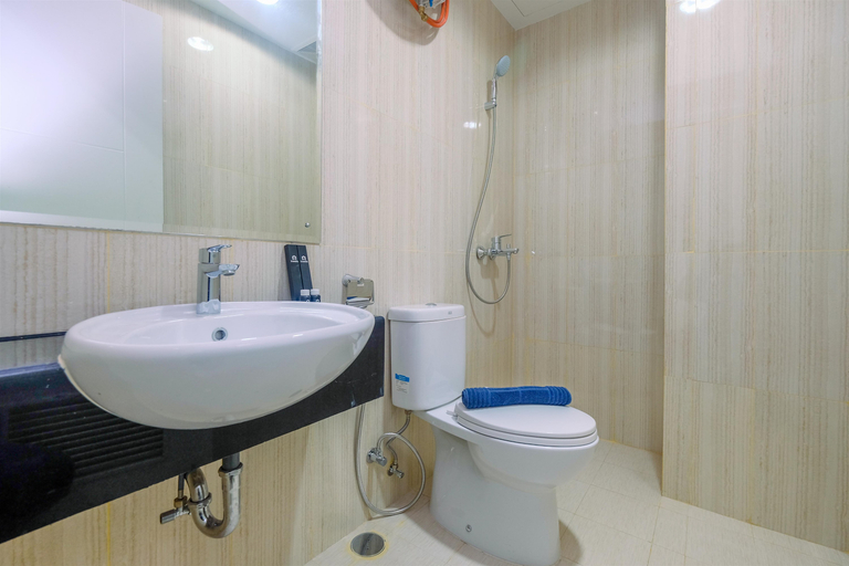 Bathroom 5, Cozy Living 2BR Sentul City Apartment By Travelio, Bogor