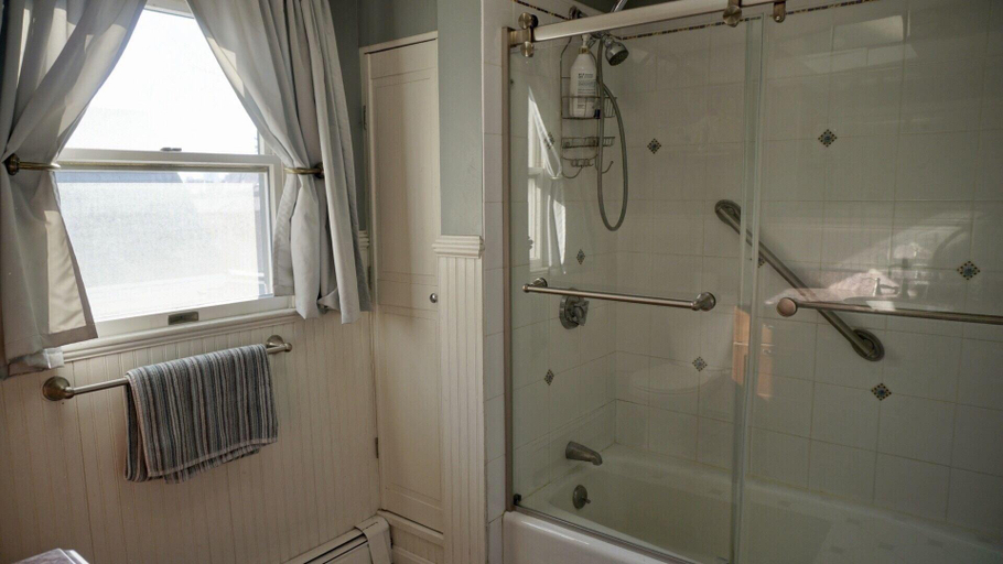 Bathroom 4, Chez Pat in Cambridge, Cambridge