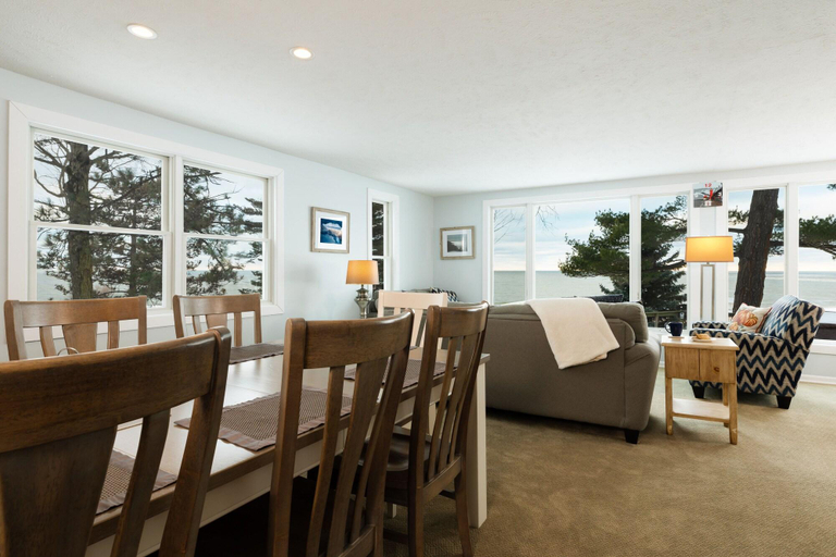 Public Area 3, Looking Glass Beachfront Inn, Ottawa