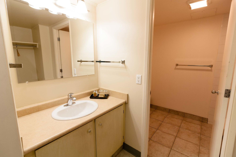 Bathroom 4, BCMInns Fort McMurray, Division No. 16