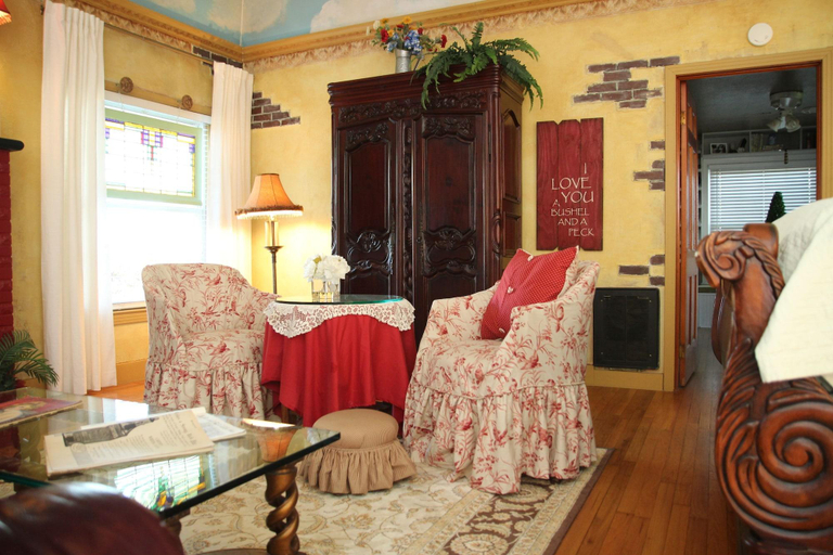 Public Area 3, The Old Liberty Schoolhouse B&B, Tarrant