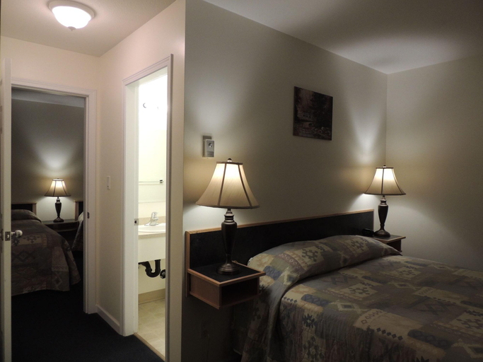 Bedroom 3, 100 Mile Motel & RV Park, Cariboo