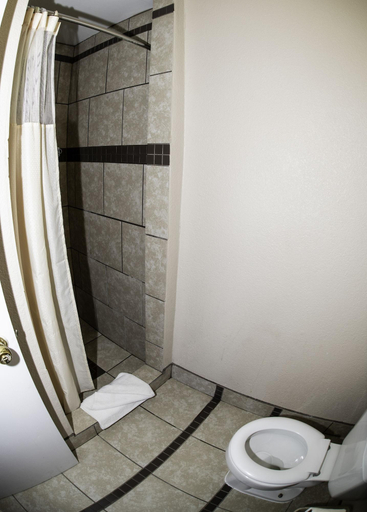 Bathroom 4, Budget Inn, Scurry