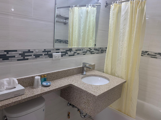 Bathroom 5, Queens Hotel, New York