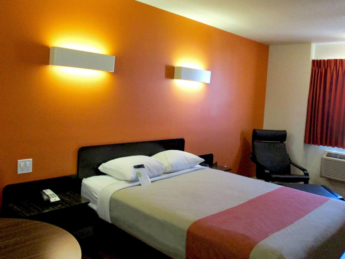 Bedroom 4, Joys Inn, Division No. 8