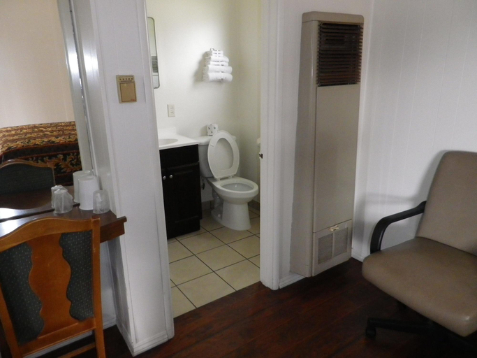 Bathroom 4, San Marcos Motel, Santa Barbara