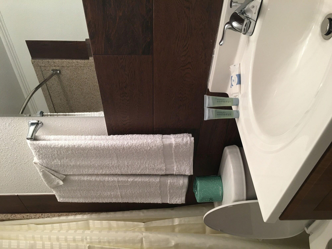Bathroom 4, Quest Inn Weatherford, Parker