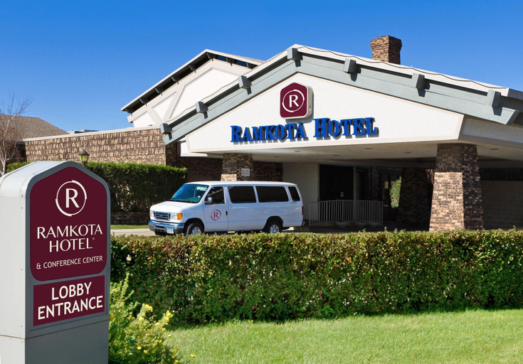 Exterior & Views 2, Bismarck Hotel and Conference Center, Burleigh