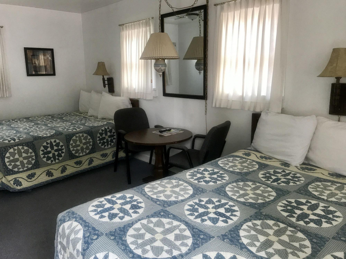 Bedroom 3, Chalet Motel, Custer