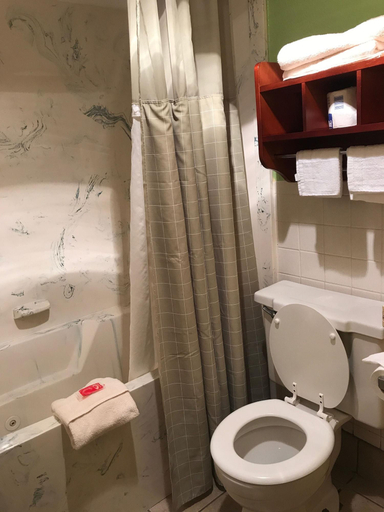 Bathroom 4, Milan Inn & Suites, Gibson