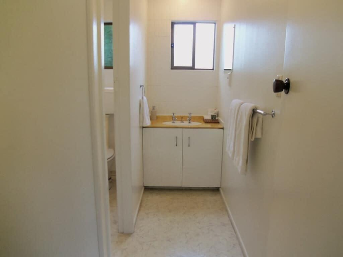 Bathroom 4, Rosetown Motel, Waipa