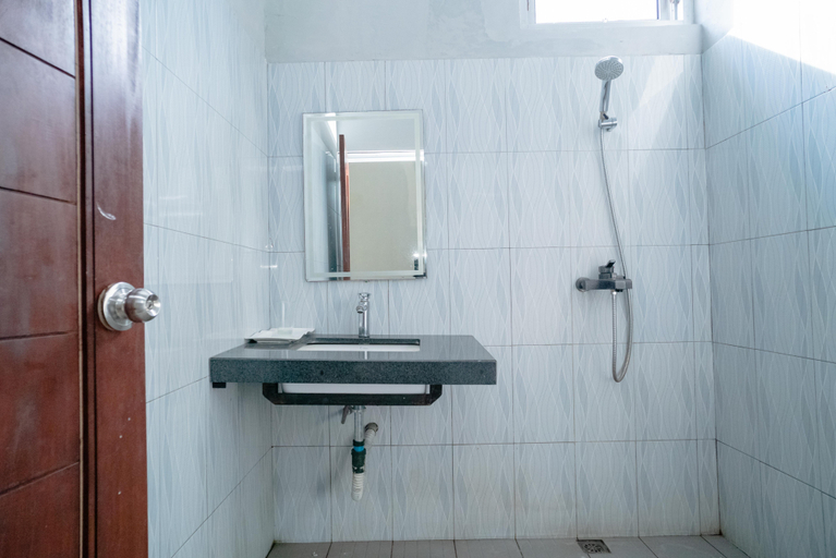 Bathroom 4, RedDoorz @ Jalan Pendidikan Mataram, Lombok