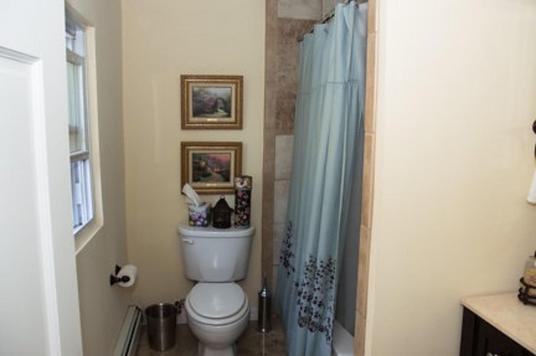 Bathroom, Windsong Retreat Bed & Breakfast, Sullivan