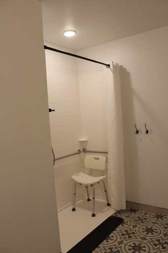 Bathroom 4, Waterfront Hotel, Crawford